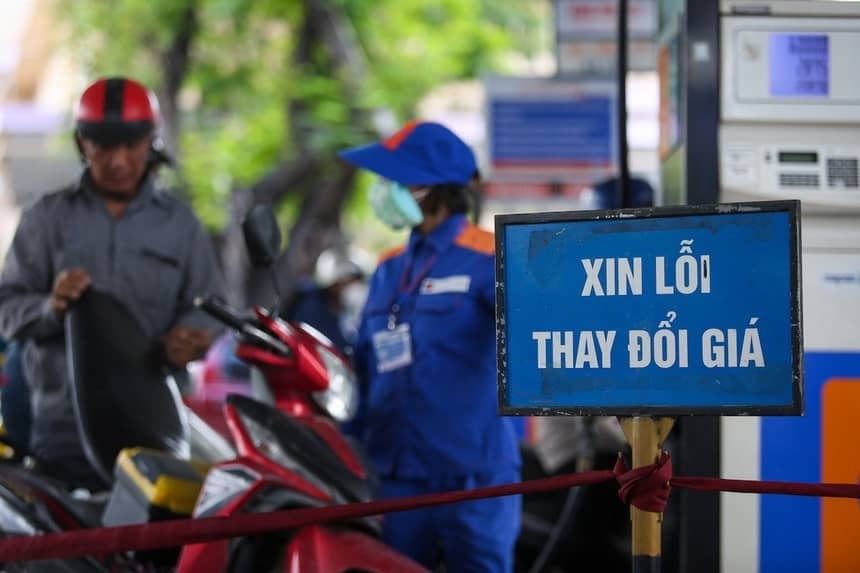 Vì sao giá xăng dầu thường xuyên "nhảy múa" lúc nửa đêm?