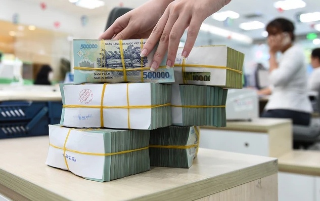 Lãi suất tiết kiệm đảo chiều: Điều gì đang xảy ra?