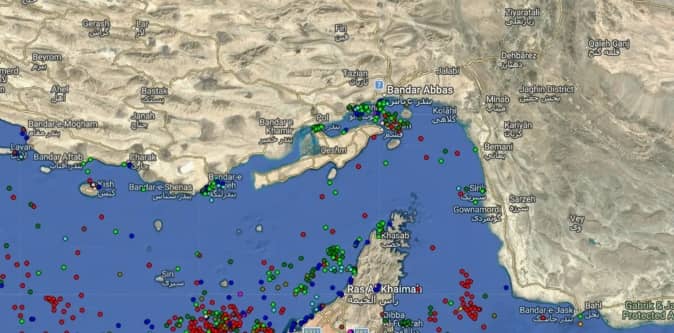 Hormuz “tê liệt”: 10 tàu đi qua, 800 tàu xếp hàng chờ lệnh