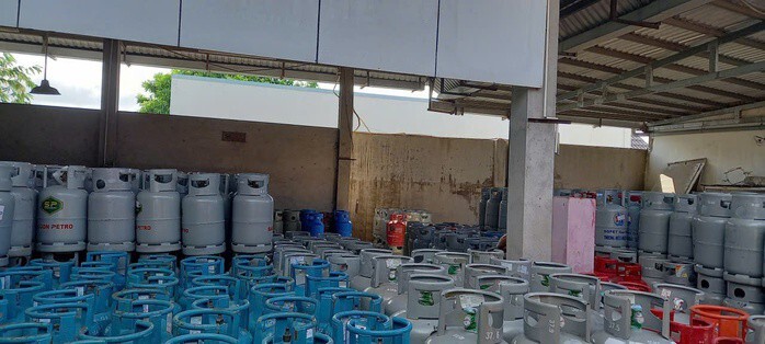 Vì sao giá xăng dầu giảm mạnh, giá gas vẫn ở mức cao?