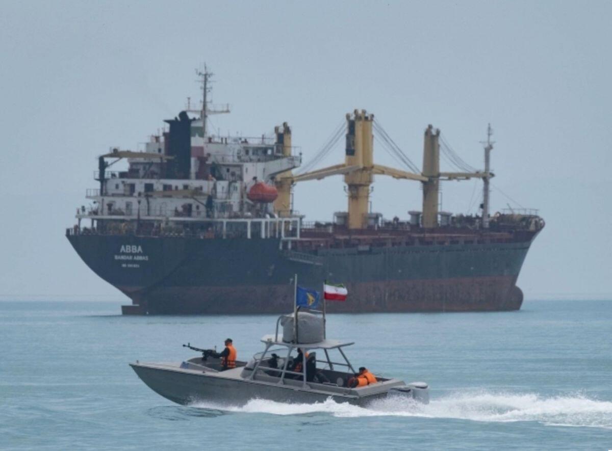 Iran cảnh báo đẩy đối thủ vào 'vòng xoáy chết chóc' ở Hormuz