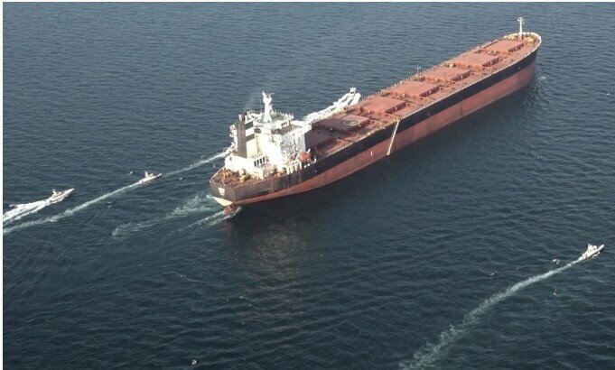 Tàu dầu liên quan Iran đi qua eo biển Hormuz bất chấp Mỹ áp phong tỏa