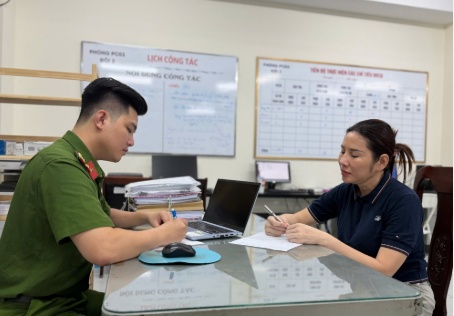 Bắt ‘bà trùm’ đổ thải Lê Thị Thùy Trang: Lộ kho tiền mặt, hơn 50.000 USD và loạt sổ đỏ gây choáng