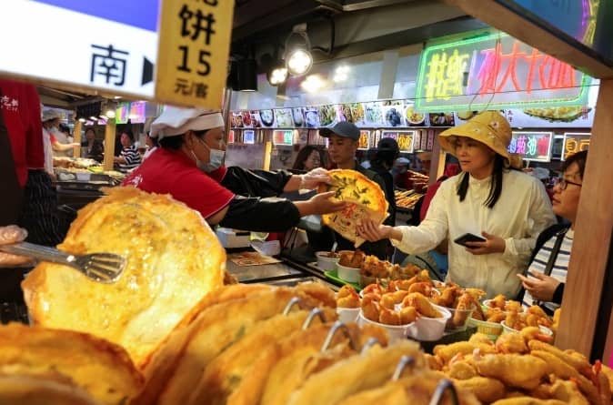 Kinh tế Trung Quốc tăng trưởng vượt dự báo