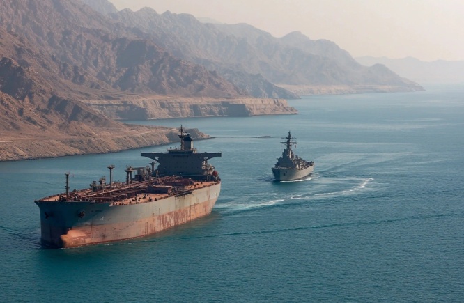 72 giờ nghẹt thở ở Hormuz: Giá dầu “lật mặt”, 20.000 thủy thủ mắc kẹt giữa bão lửa