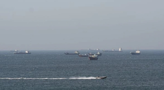 Mỹ siết Hormuz: 27 tàu buộc quay đầu, lần đầu nổ súng chặn tàu Iran