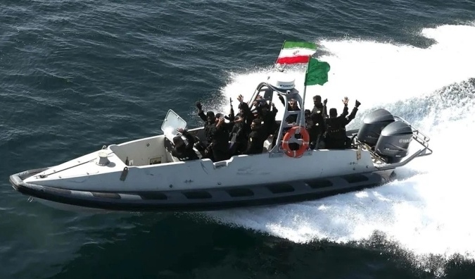 Đội xuồng Iran có thể thách thức hải quân Mỹ ở eo biển Hormuz