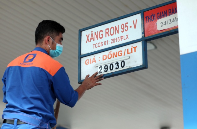 Vì sao giá xăng dầu đồng loạt giảm mạnh, dầu diesel “bốc hơi” hơn 3.000 đồng/lít?