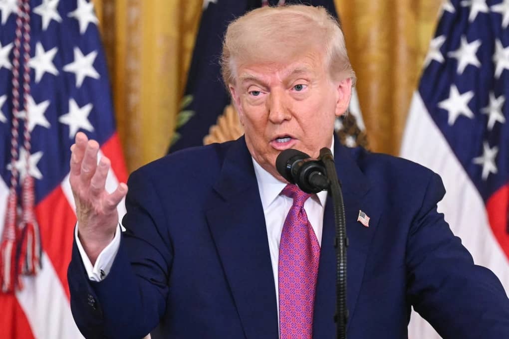 Trump "siết gọng kìm" Iran trên biển