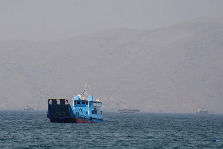 Ông Trump phát lệnh "quét sạch" tàu Iran tại eo biển Hormuz