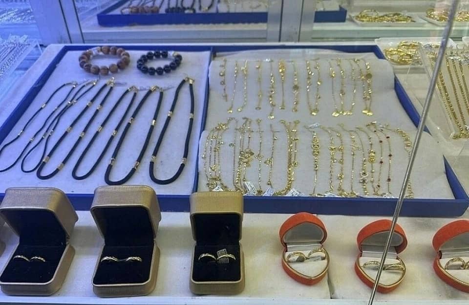 Hàng loạt tiệm vàng tại TP.HCM "ngã ngựa" vì trang sức lậu