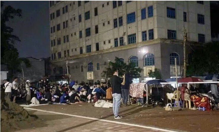 Cảnh xuyên đêm xếp hàng 'giành suất mua' NƠXH giá 1 tỷ đồng tại Hà Nội