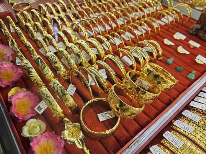 Giá vàng trong nước liên tục sụt giảm, vẫn cao hơn thế giới gần 20 triệu đồng/lượng
