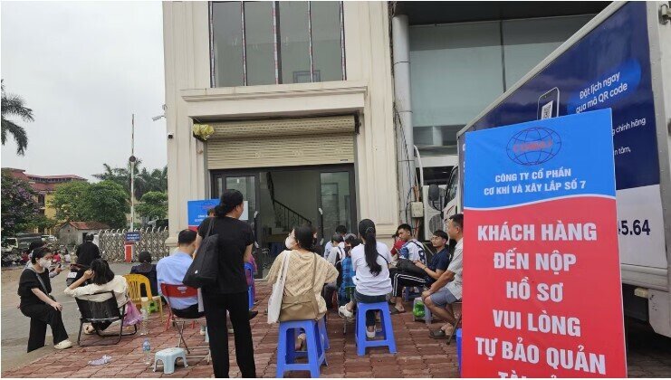 Cảnh xuyên đêm xếp hàng 'giành suất mua' NƠXH giá 1 tỷ đồng tại Hà Nội