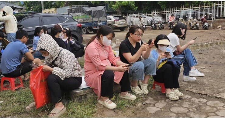 Cảnh xuyên đêm xếp hàng 'giành suất mua' NƠXH giá 1 tỷ đồng tại Hà Nội