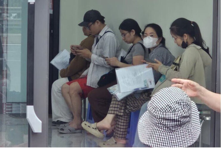 Cảnh xuyên đêm xếp hàng 'giành suất mua' NƠXH giá 1 tỷ đồng tại Hà Nội