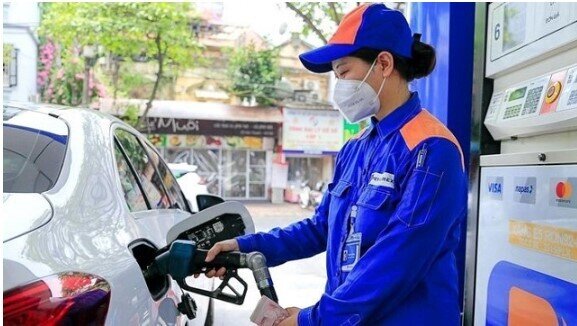 Giá xăng RON 95 tăng 870 đồng/lít