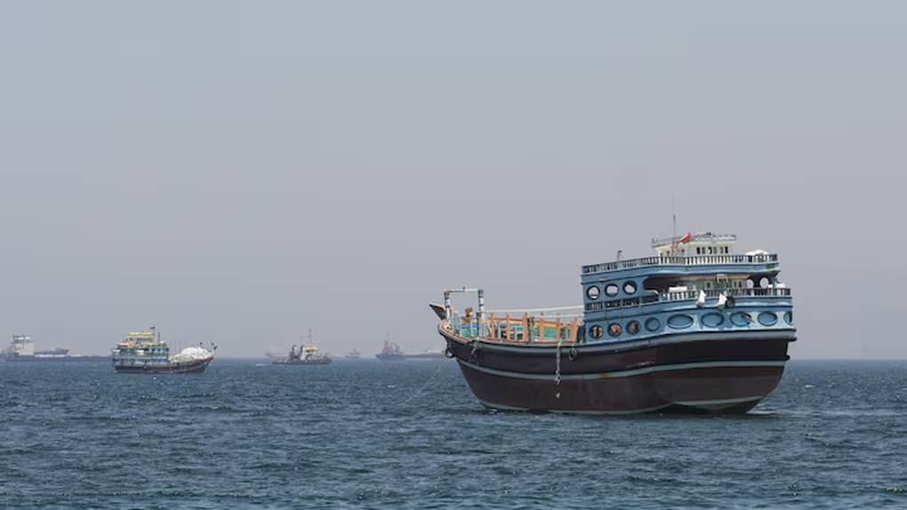 Eo biển Hormuz rực lửa đẩy giá dầu vượt ngưỡng 112 USD