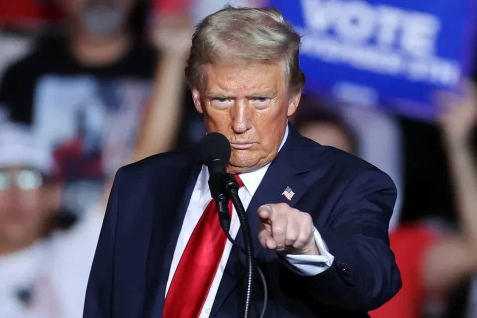 Ông Trump cảnh báo "thổi bay" hỏa lực Iran khỏi mặt đất
