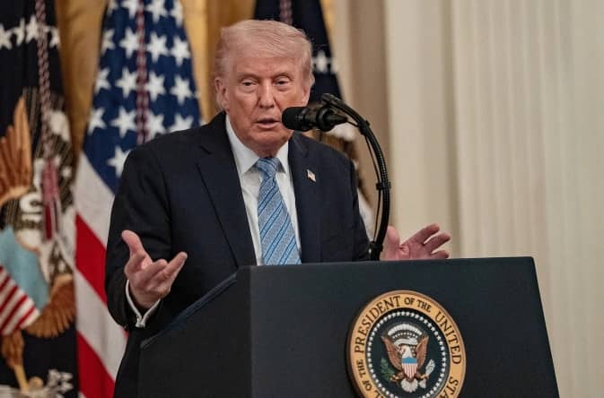 Ông Trump thông báo dừng chiến dịch hỗ trợ tàu qua Hormuz