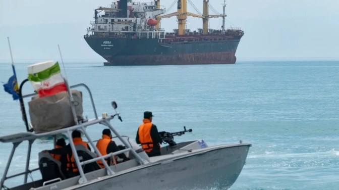 Iran tuyên bố chỉ một tuyến đường an toàn qua eo biển Hormuz, cảnh báo “đáp trả mạnh”