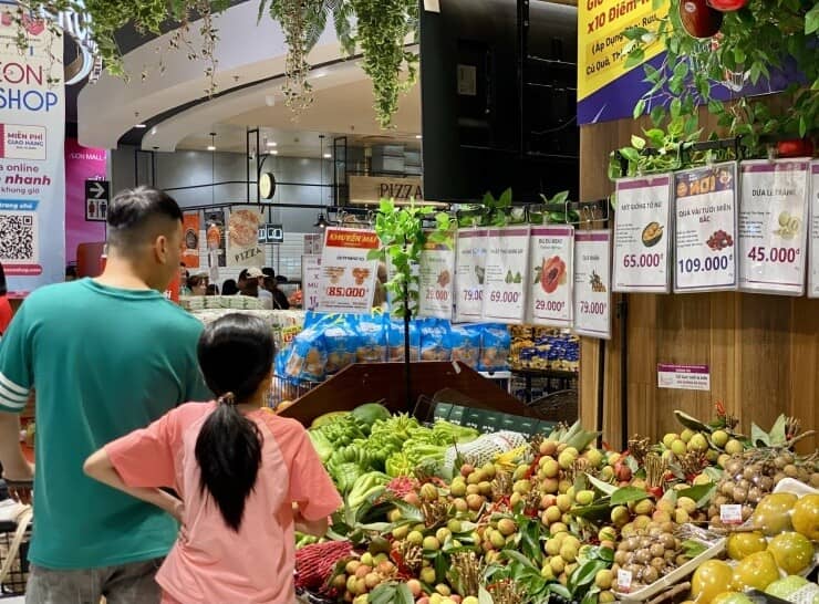 Tiểu thương lý giải giá vải tươi đầu mùa cao chót vót nhưng vẫn đắt hàng