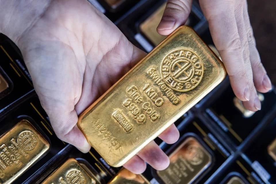 Vàng thế giới "nín thở" trước ngưỡng cửa 4.900 USD