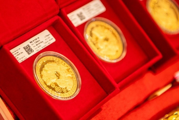 Giá vàng tăng vọt bất chấp dầu leo thang, giới đầu tư nhắm mốc 5.000 USD