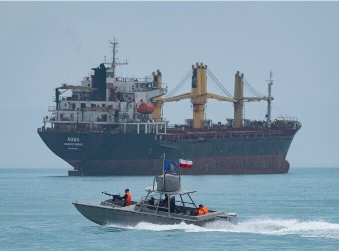 Mỹ nói Trung Quốc phản đối thu phí tàu qua eo biển Hormuz