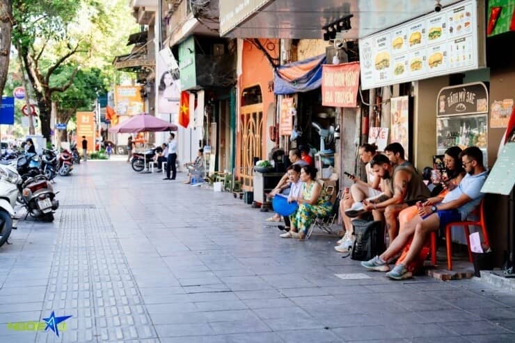 Mưu sinh trên những bậc thềm khi Hà Nội siết phạt lấn chiếm vỉa hè