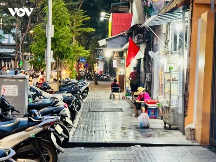 Đề xuất cho thuê vỉa hè Hà Nội: Lo lắng giữa mưu sinh và tái diễn việc lấn chiếm?