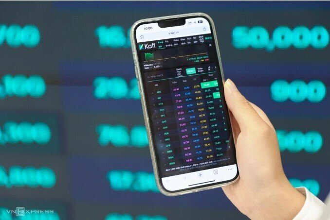 Nhà đầu tư nên làm gì khi chứng khoán lên cao kỷ lục?