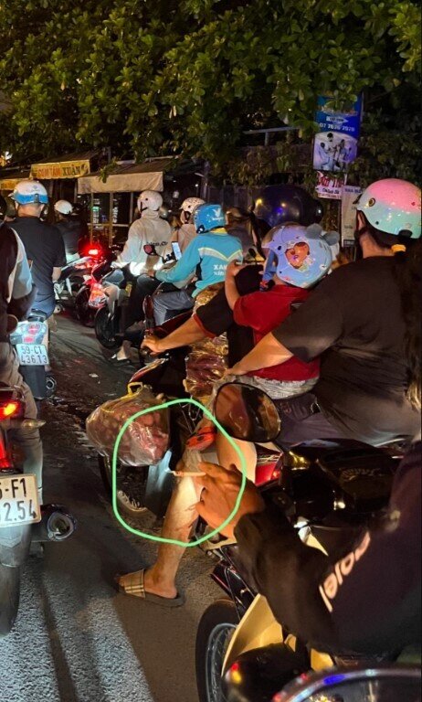 'Nên phạt người vừa lái xe vừa hút thuốc'