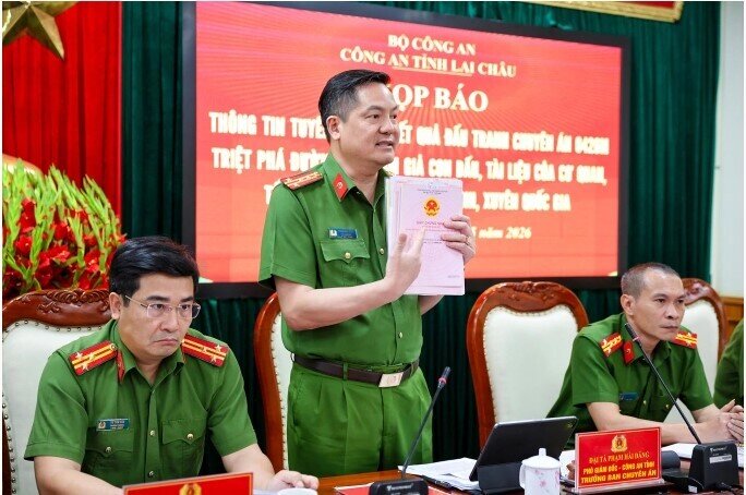 Đường dây làm giả 10.000 giấy tờ, thẻ ngành, sổ đỏ bị bắt