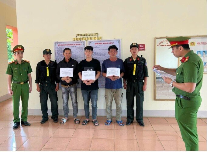 Đường dây làm giả 10.000 giấy tờ, thẻ ngành, sổ đỏ bị bắt