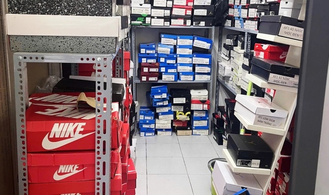 Cảnh sát khám xét 3 shop giày 'hàng hiệu' giả ở TP HCM