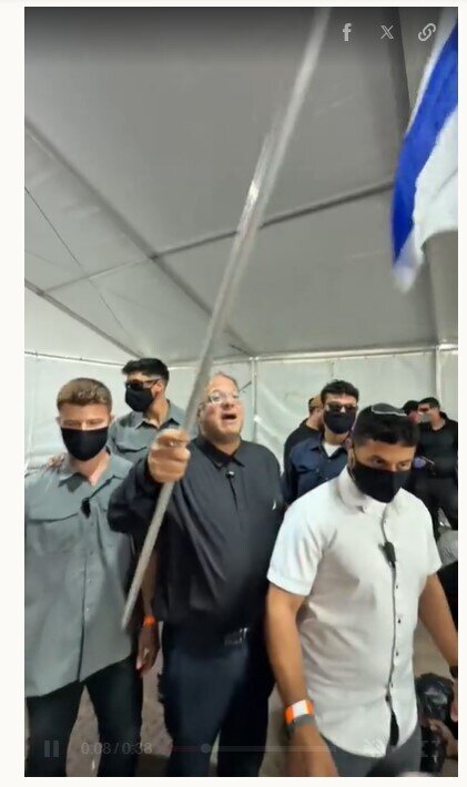 Loạt nước tức giận với Bộ trưởng Israel vì video ngược đãi nhà hoạt động Gaza