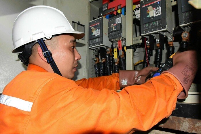 Một số nơi ở "chảo lửa" 40 độ C tại Hà Nội mất điện, người dân mang con tới nhà họ hàng "sơ tán"