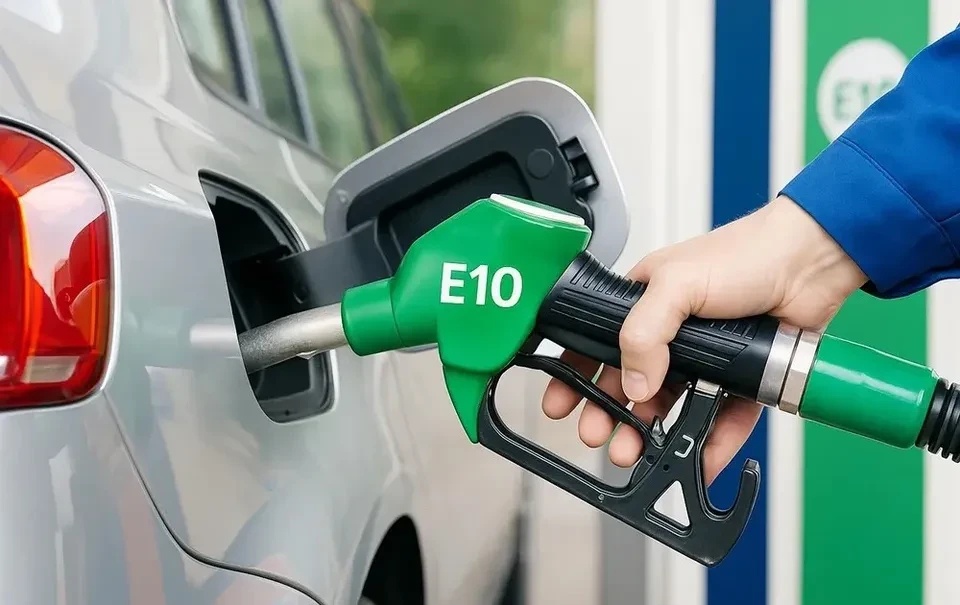 Vì sao xăng E10 dễ “ngậm nước”?