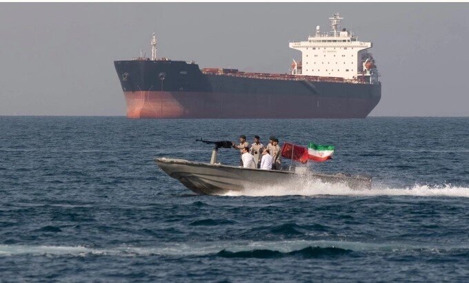 Iran tuyên bố bắn cảnh cáo 4 tàu định vượt qua Hormuz