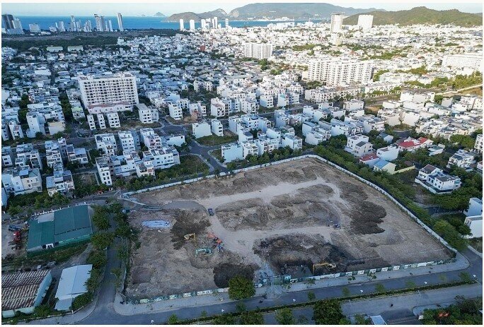 Xếp hàng xuyên đêm đăng ký mua nhà ở xã hội tại Nha Trang
