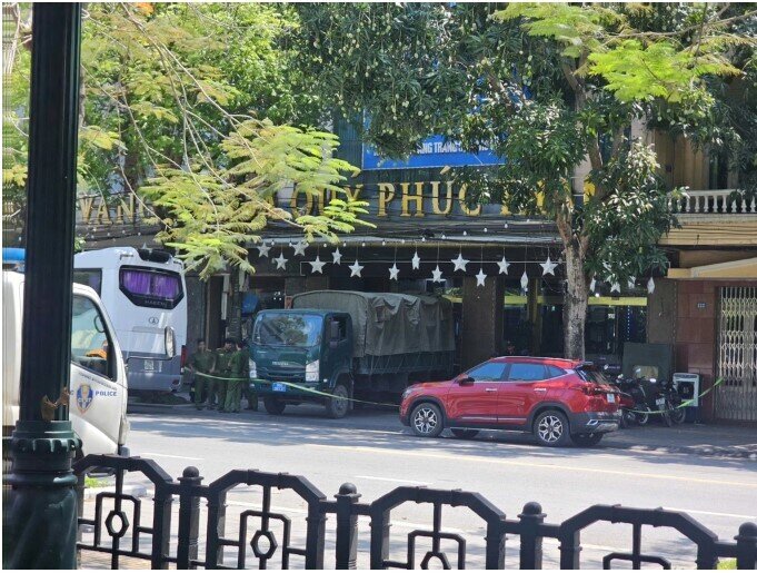 Công an phong tỏa một cửa hàng vàng nổi tiếng ở Ninh Bình