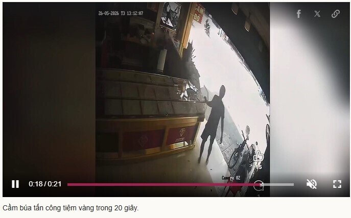 Bịt mặt, cầm búa cướp tiệm vàng