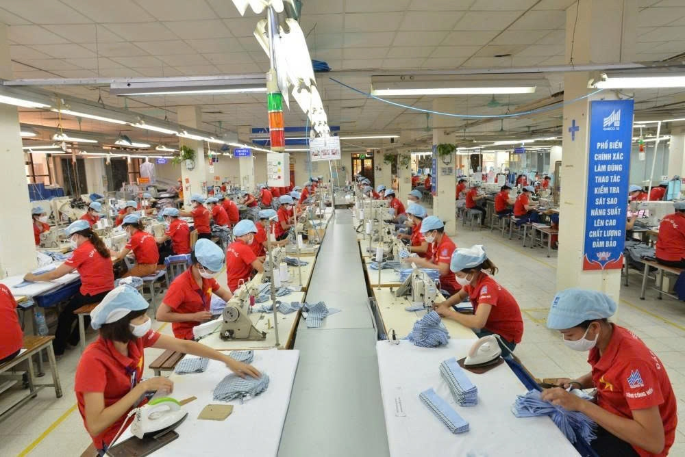 Đã đến lúc thoát khỏi chiếc áo gia công?