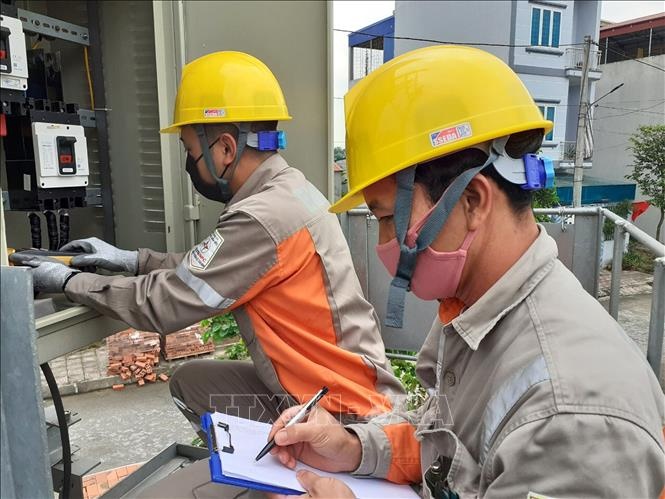 Áp lực tiền điện bủa vây hộ gia đình mùa nắng nóng