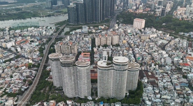 Nội đô TP HCM 'nghẹt thở' vì cao ốc ken đặc