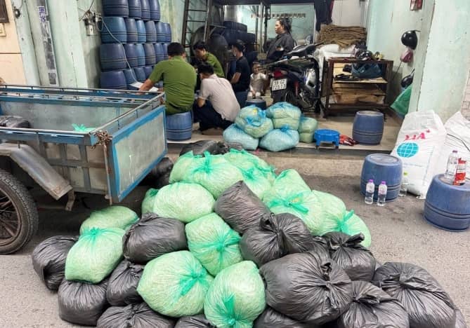 'Tuồn' 1.000 tấn giá đỗ ngâm hóa chất ra thị trường, 4 người bị bắt