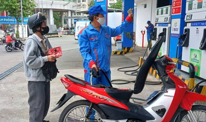 Lượng bán xăng E10 ổn định trong những ngày đầu chuyển đổi
