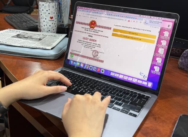 Công an TP.HCM cảnh báo: Đừng dại đăng giấy khen của con lên Facebook