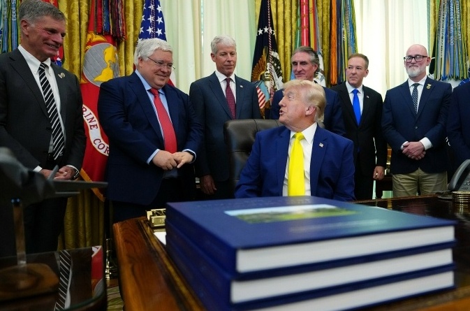 Ông Trump công bố gói cứu trợ 700 triệu USD vực dậy ngành than
